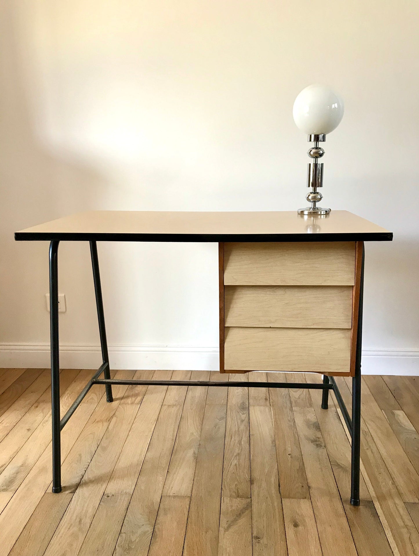 Bureau design en formica hêtre et métal noir Mid-Century Circa 1960