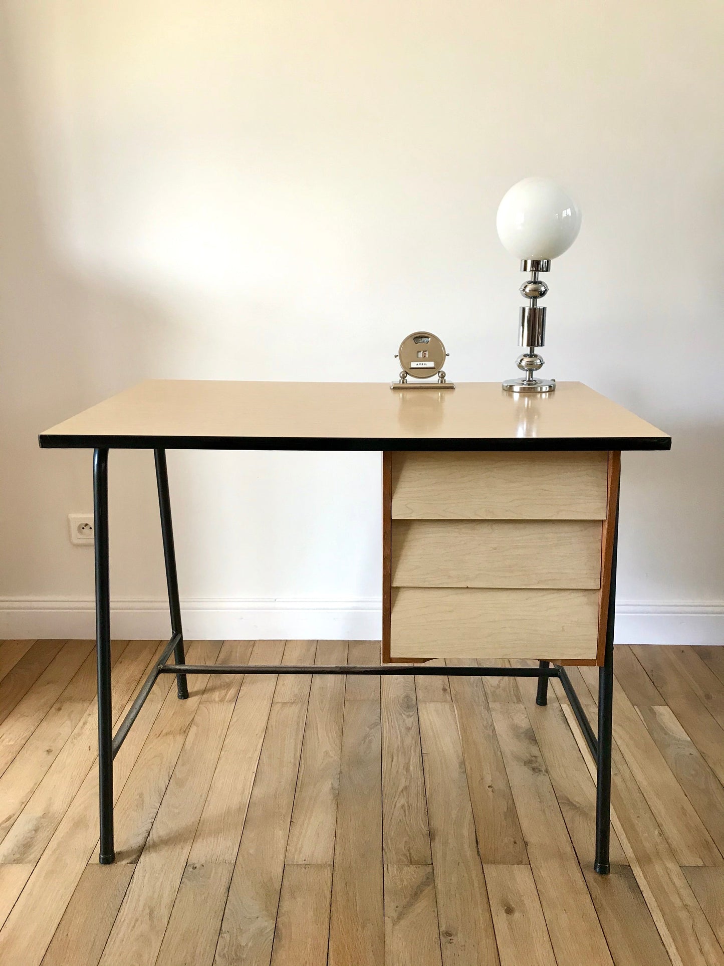 Bureau design en formica hêtre et métal noir Mid-Century Circa 1960