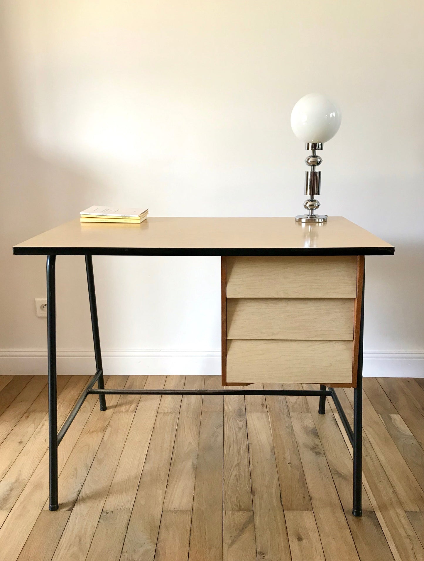 Bureau design en formica hêtre et métal noir Mid-Century Circa 1960