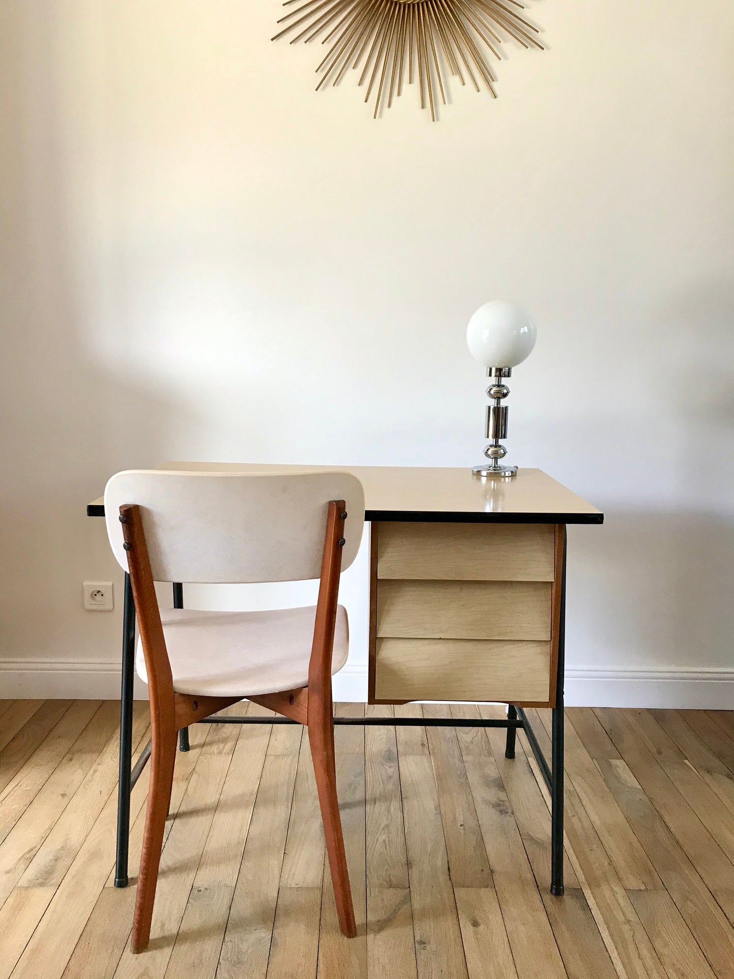 Bureau design en formica hêtre et métal noir Mid-Century Circa 1960