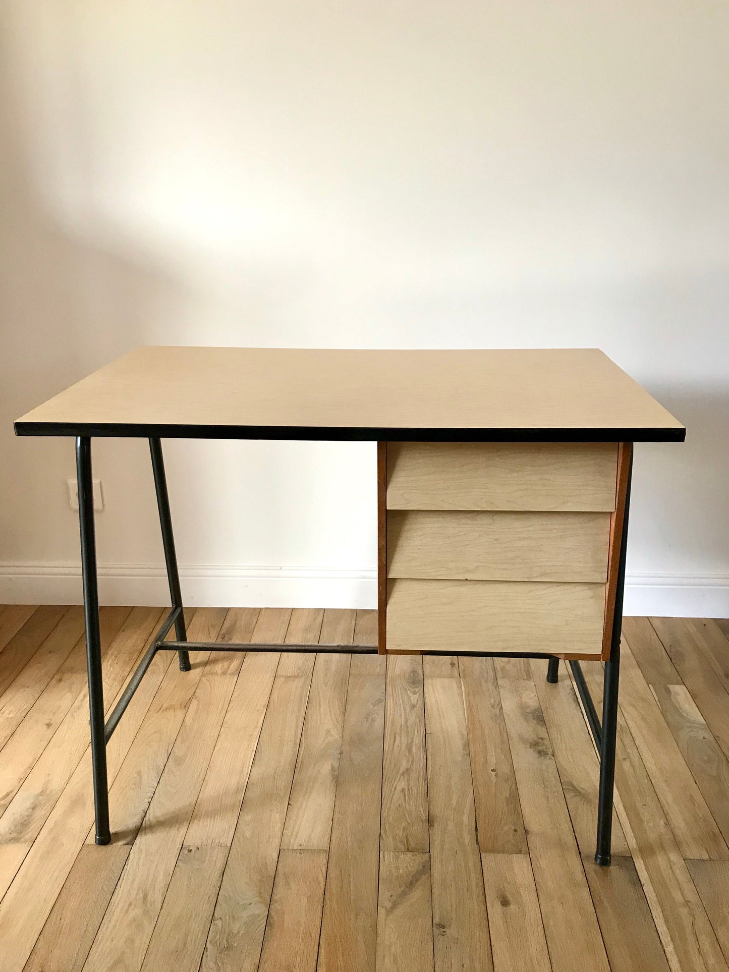 Bureau design en formica hêtre et métal noir Mid-Century Circa 1960