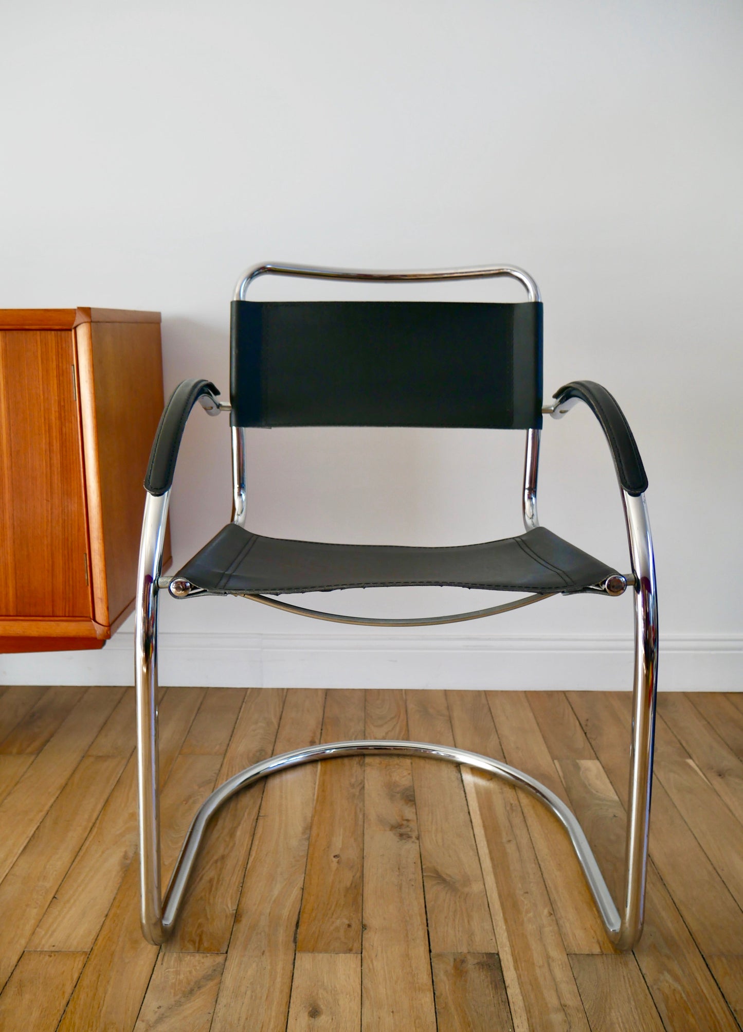 Fauteuil tubulaire pieds en chrome et assise en croute de cuir lisse années 70