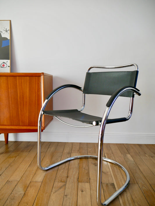 Fauteuil tubulaire pieds en chrome et assise en croute de cuir lisse années 70