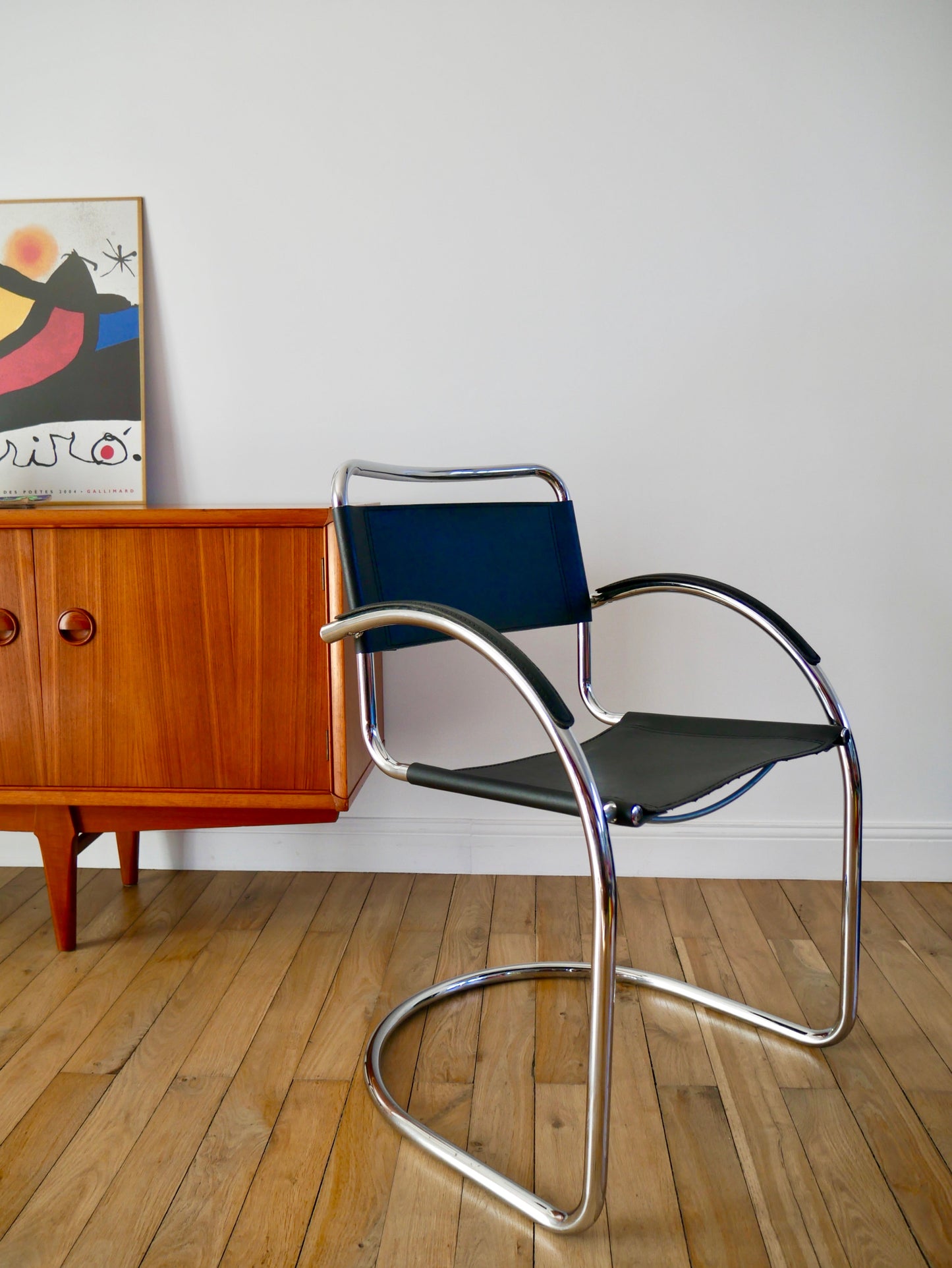 Fauteuil tubulaire pieds en chrome et assise en croute de cuir lisse années 70