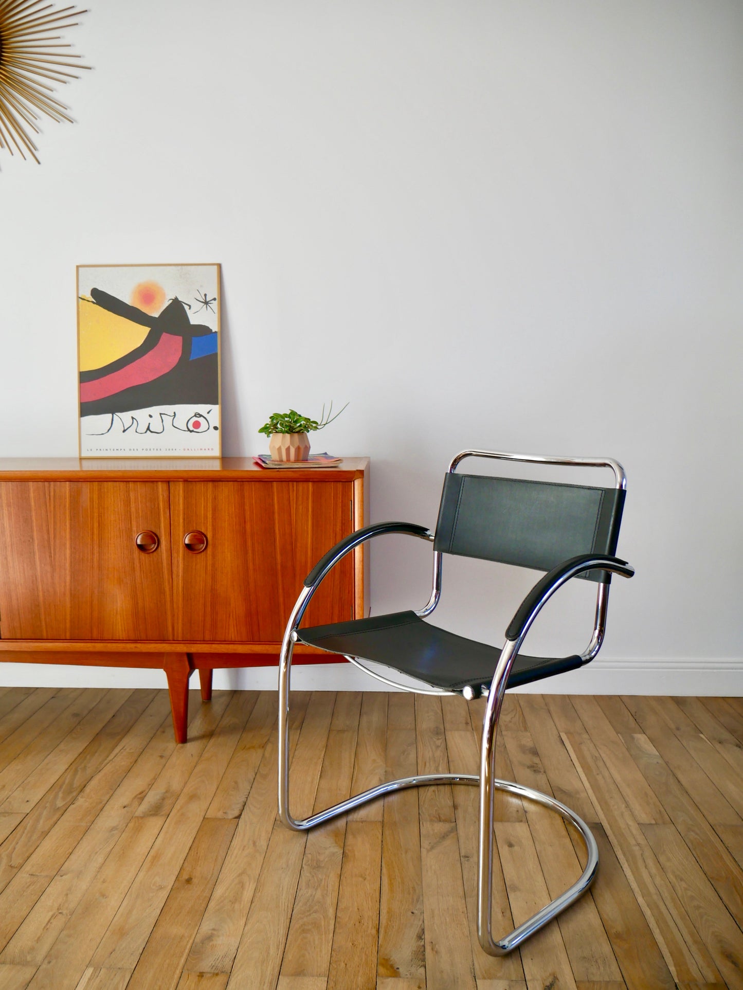 Fauteuil tubulaire pieds en chrome et assise en croute de cuir lisse années 70