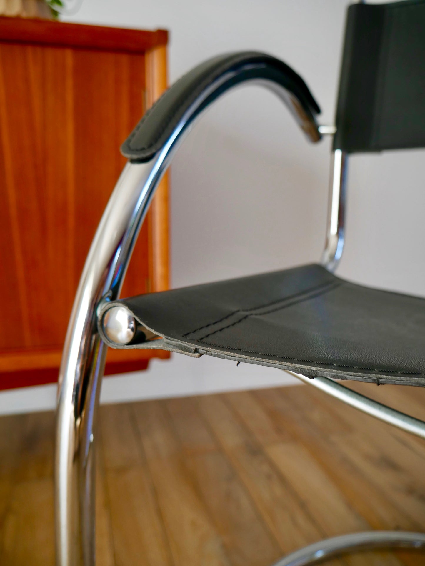 Fauteuil tubulaire pieds en chrome et assise en croute de cuir lisse années 70