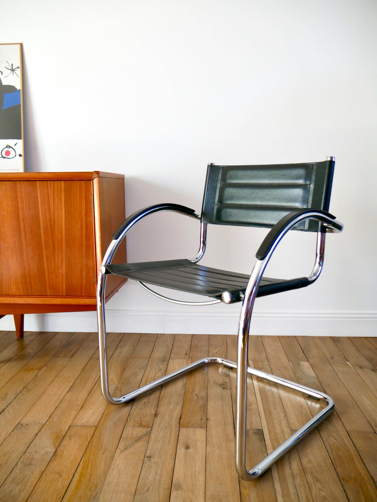 Fauteuil tubulaire pieds en chrome et assise en croute de cuir matelassé années 70