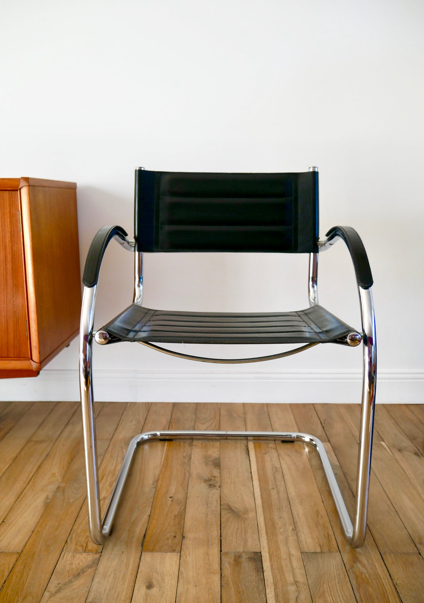 Fauteuil tubulaire pieds en chrome et assise en croute de cuir matelassé années 70