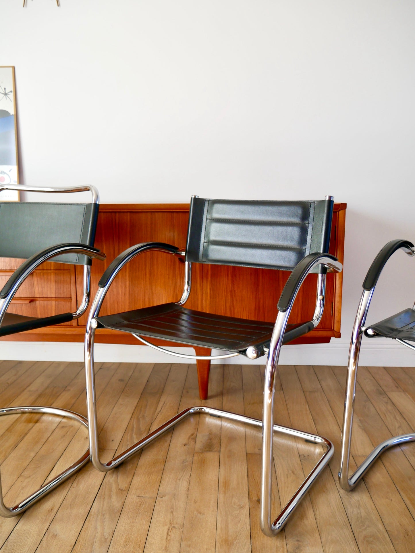 Fauteuil tubulaire pieds en chrome et assise en croute de cuir matelassé années 70