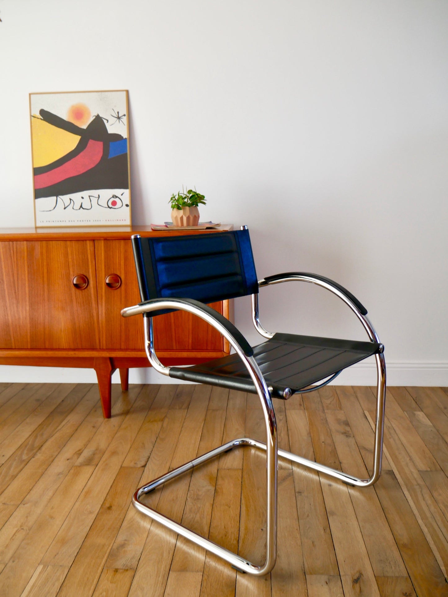 Fauteuil tubulaire pieds en chrome et assise en croute de cuir matelassé années 70