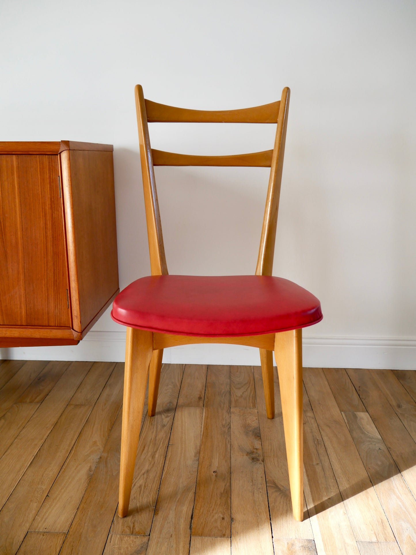 Chaise scandinave en bois de hêtre et skaï rouge années 60