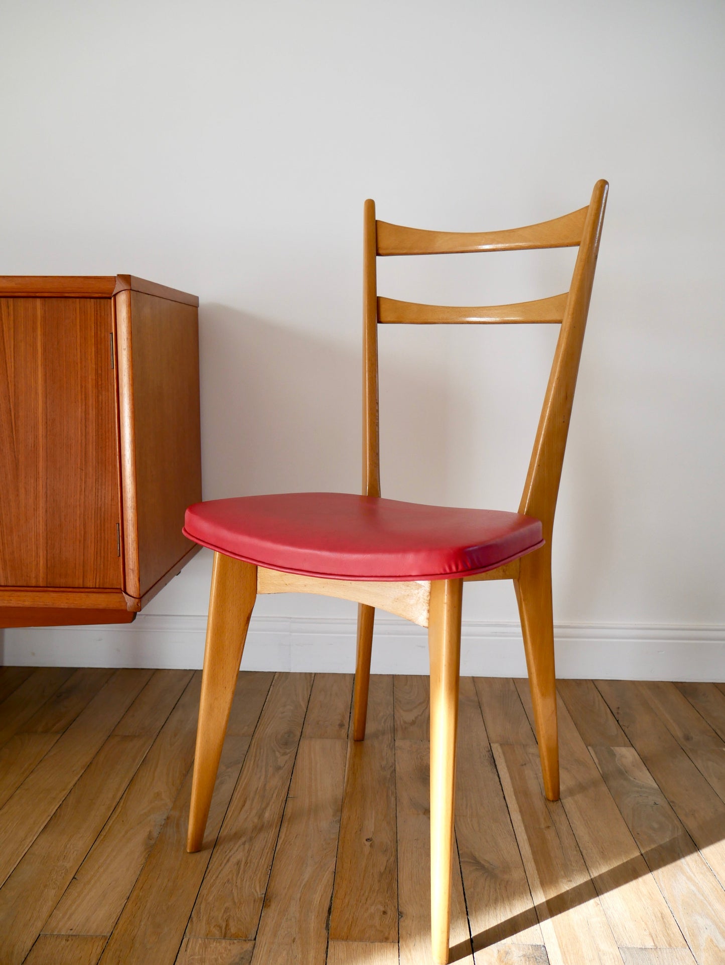 Chaise scandinave en bois de hêtre et skaï rouge années 60