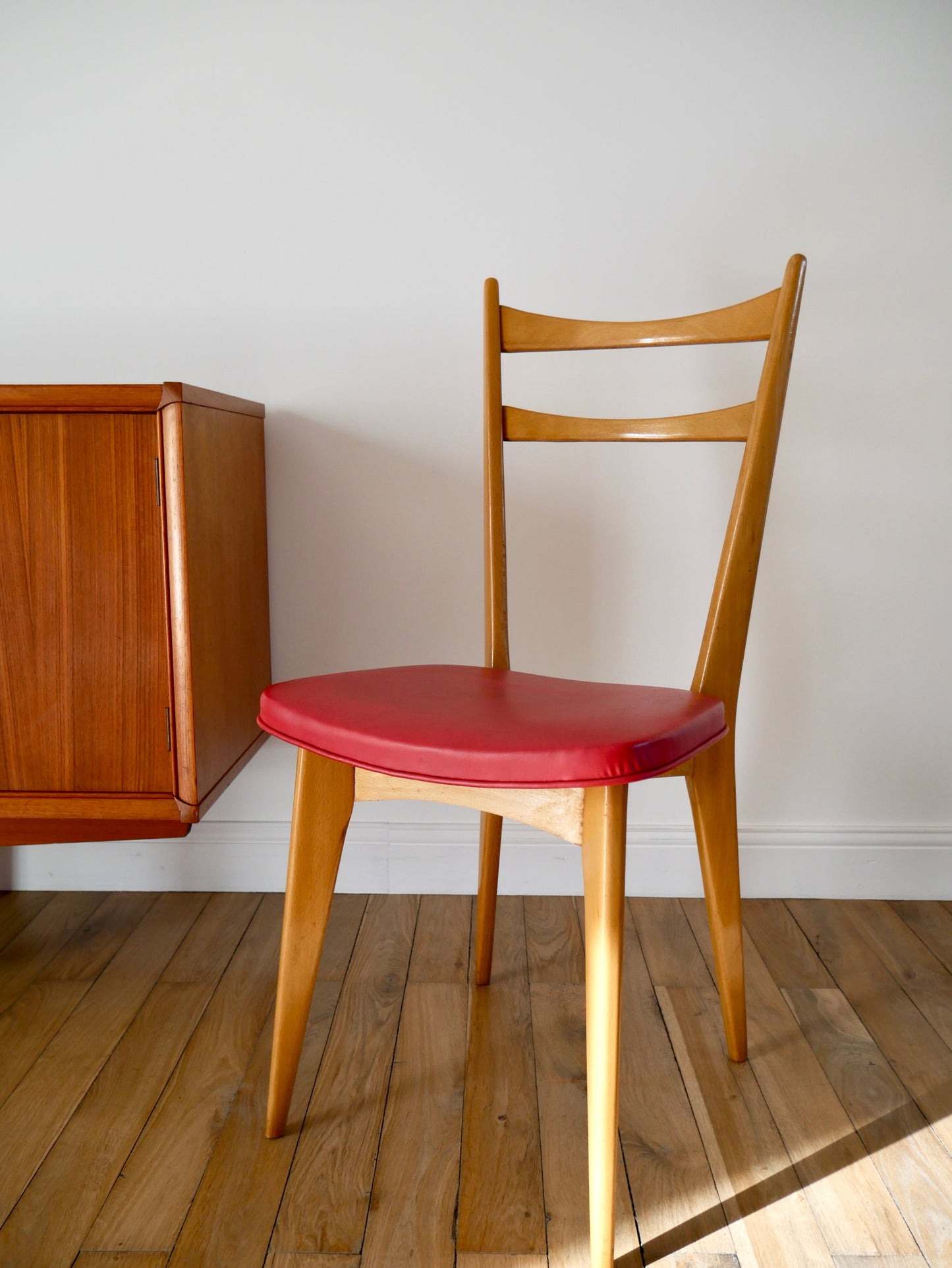 Chaise scandinave en bois de hêtre et skaï rouge années 60