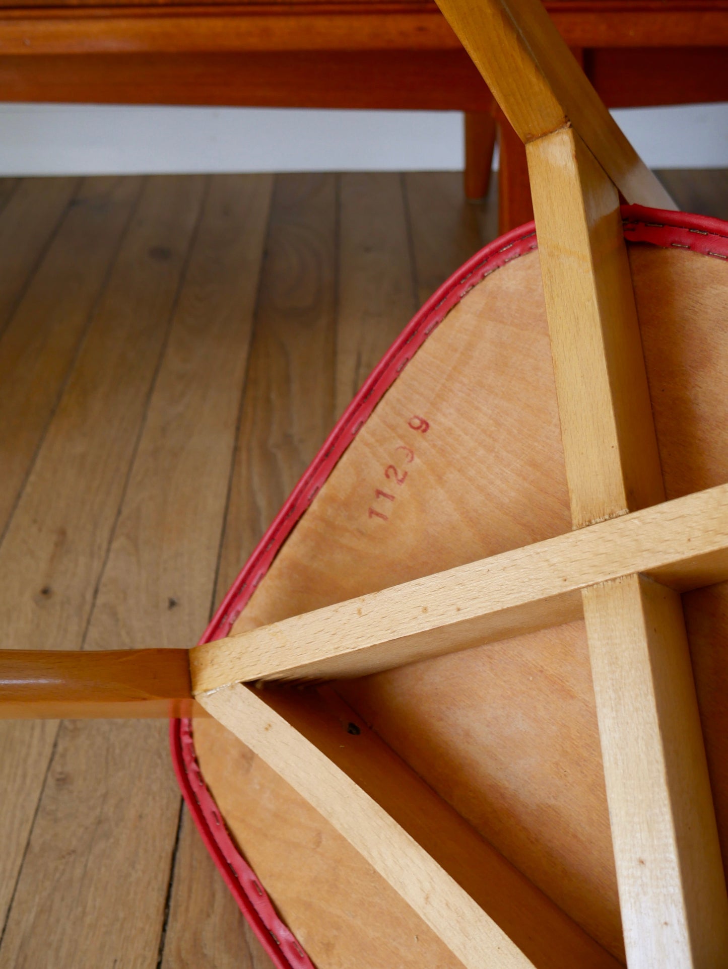 Chaise scandinave en bois de hêtre et skaï rouge années 60