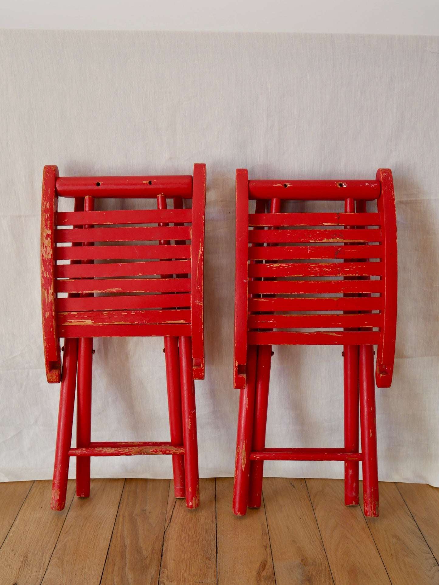 Paire de tabourets pliants de pêcheurs peints en rouge début XXème