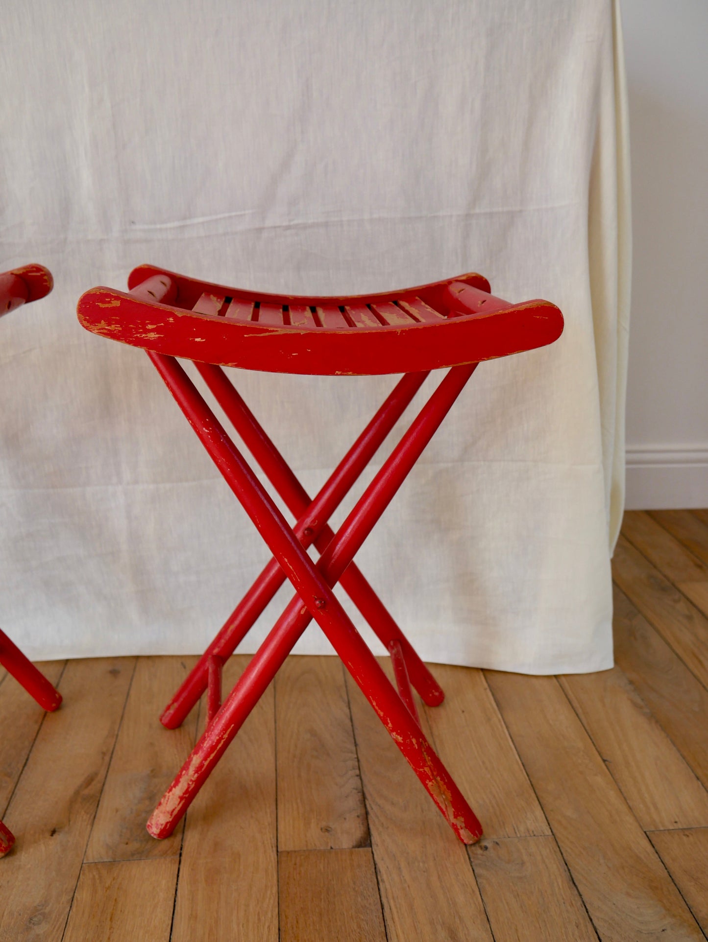 Paire de tabourets pliants de pêcheurs peints en rouge début XXème