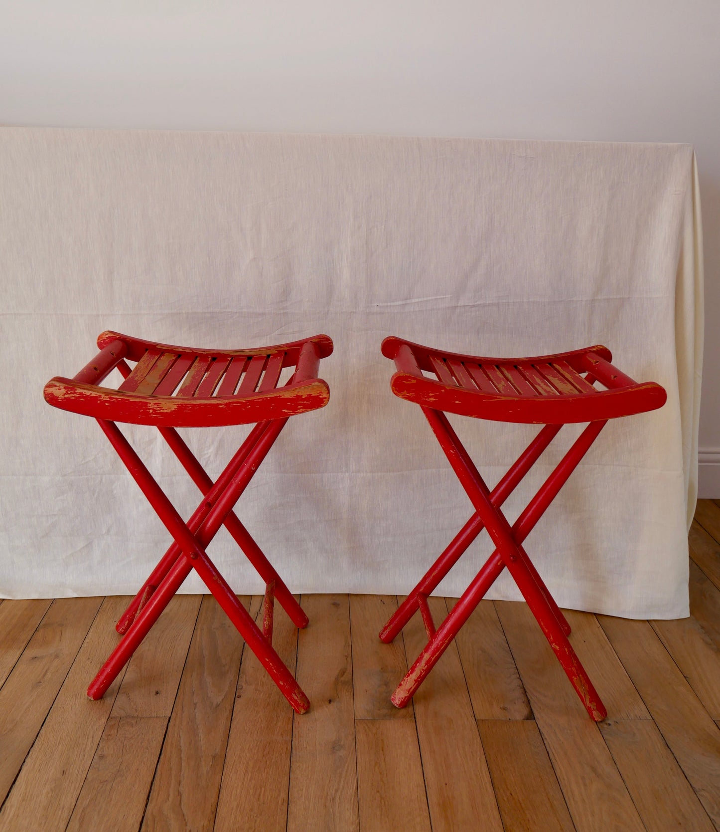 Paire de tabourets pliants de pêcheurs peints en rouge début XXème