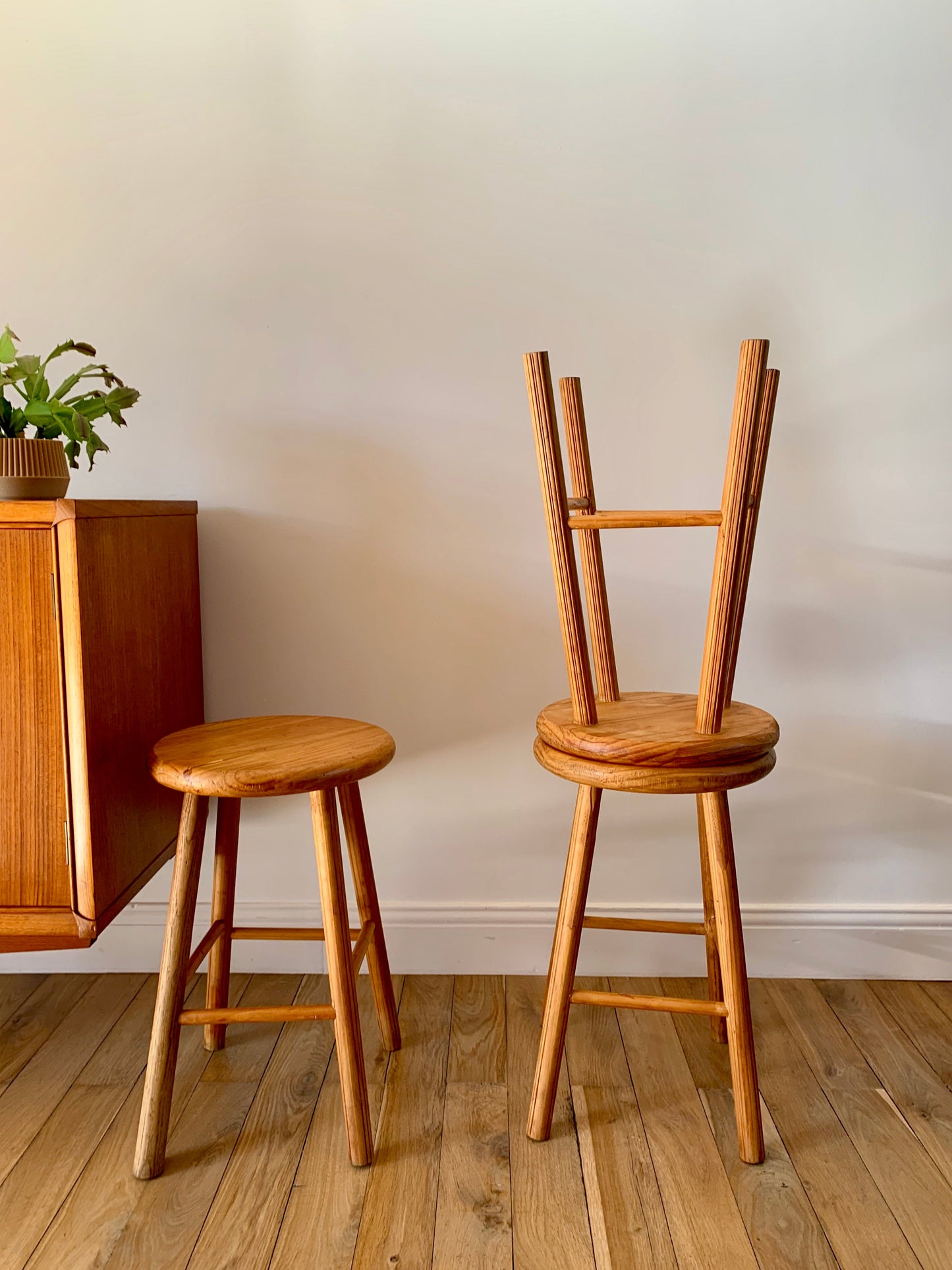 Trio de tabourets en pin années 60