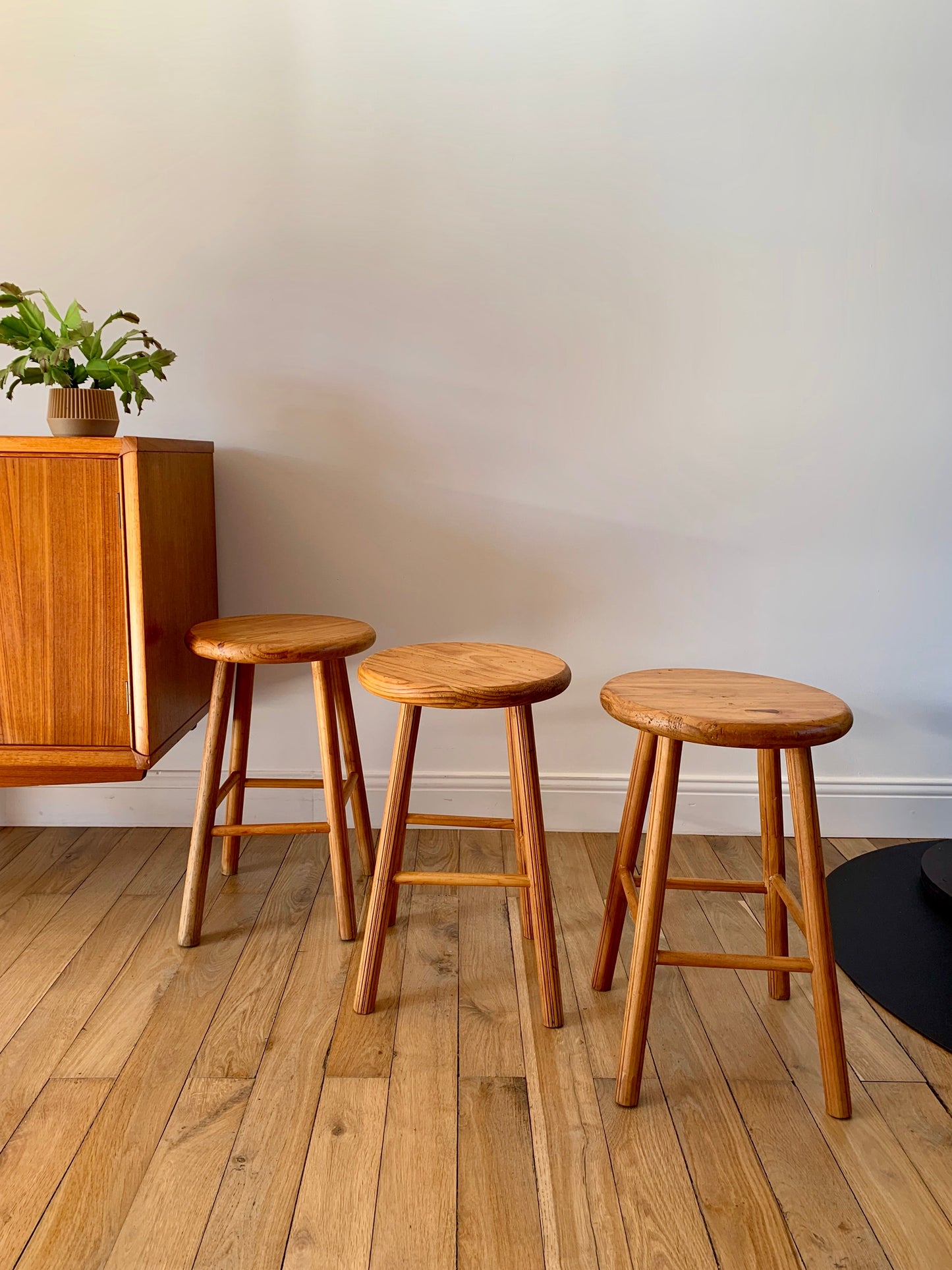 Trio de tabourets en pin années 60