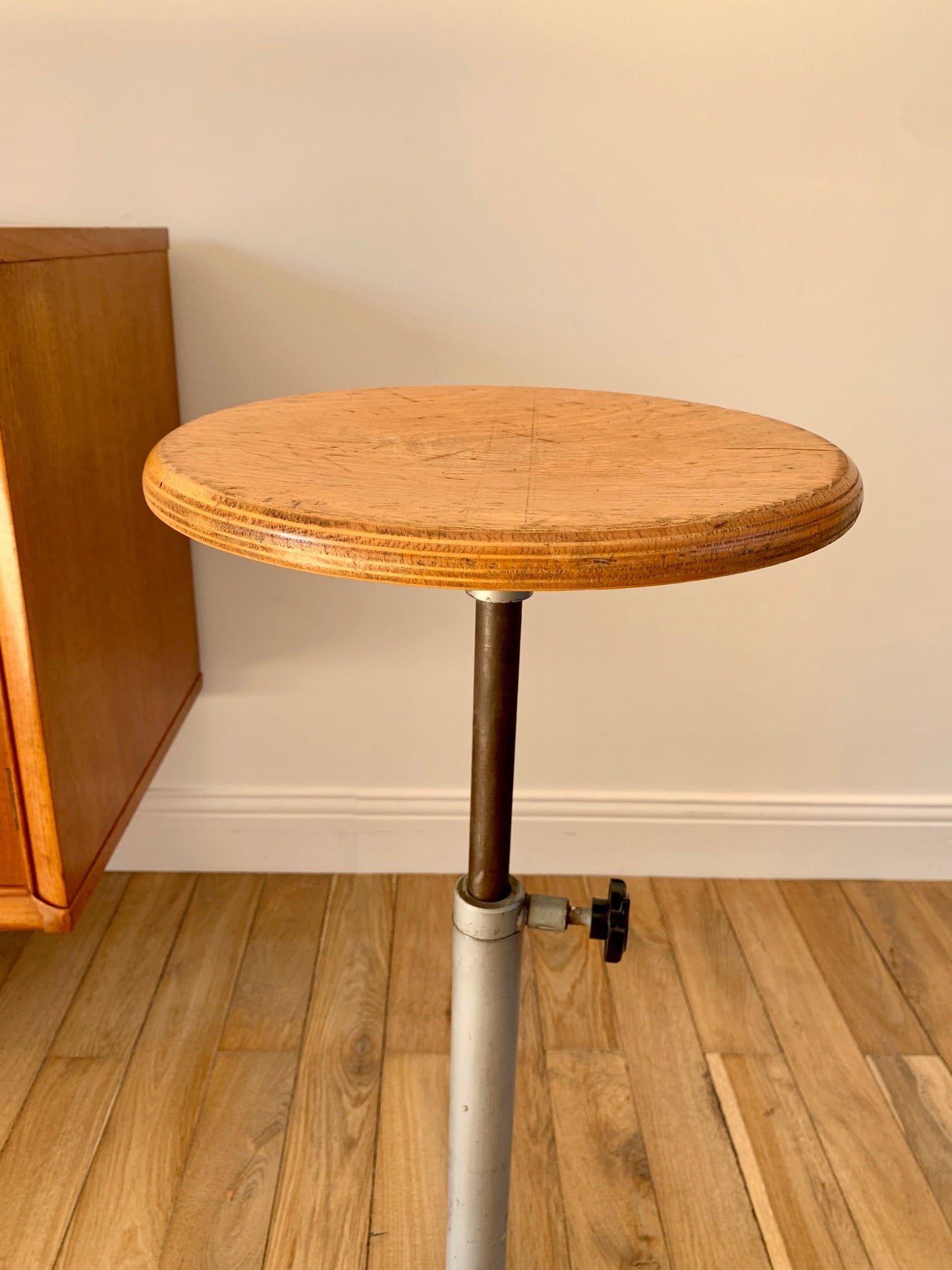 Tabouret d'atelier industriel design Made in France hauteur réglable années 70