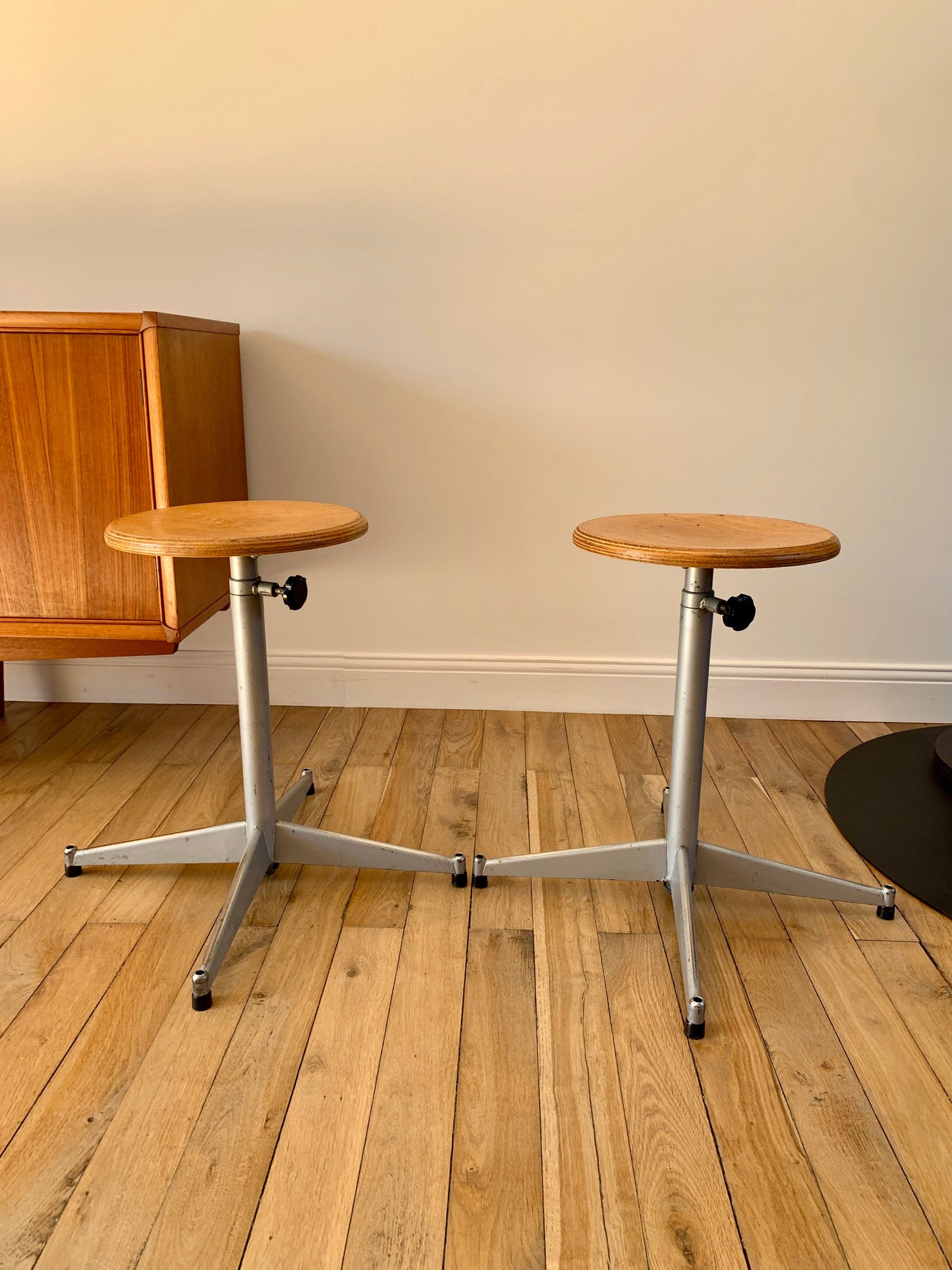 Tabouret d'atelier industriel design Made in France hauteur réglable années 70