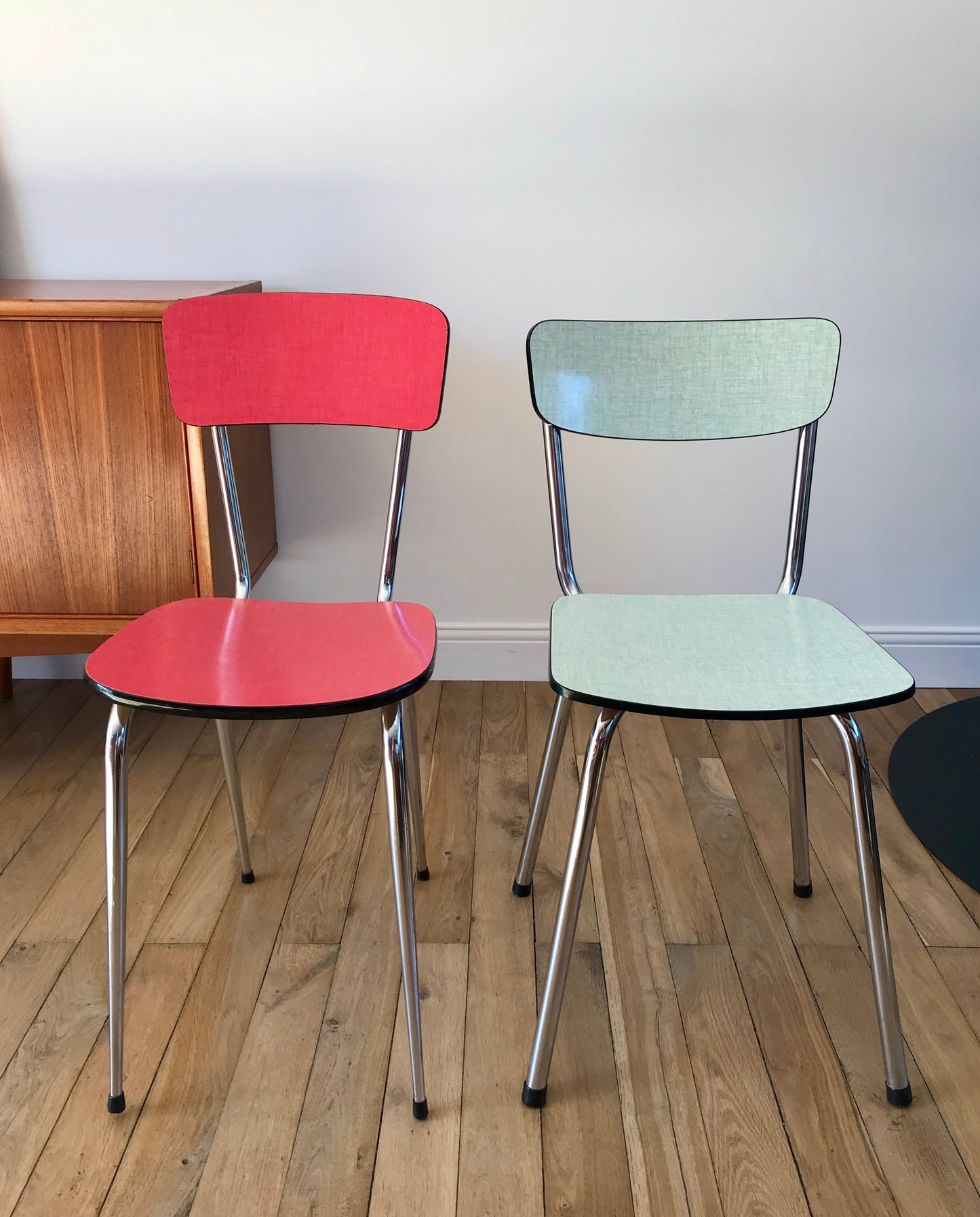 Paire de chaises en formica vert et rouge années 70