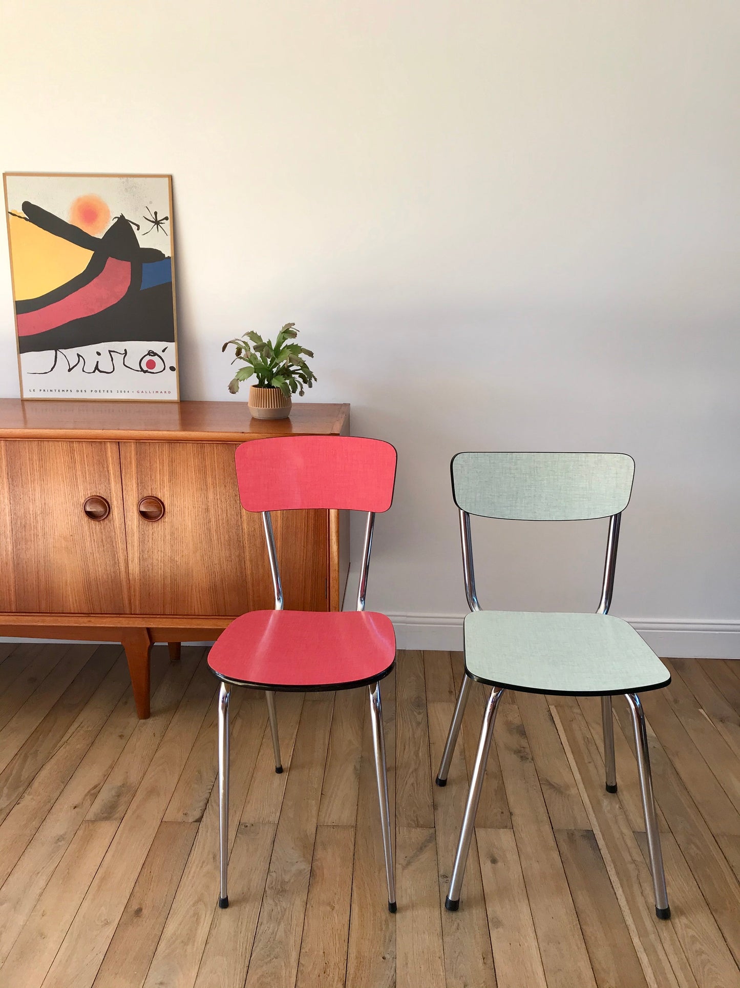 Paire de chaises en formica vert et rouge années 70