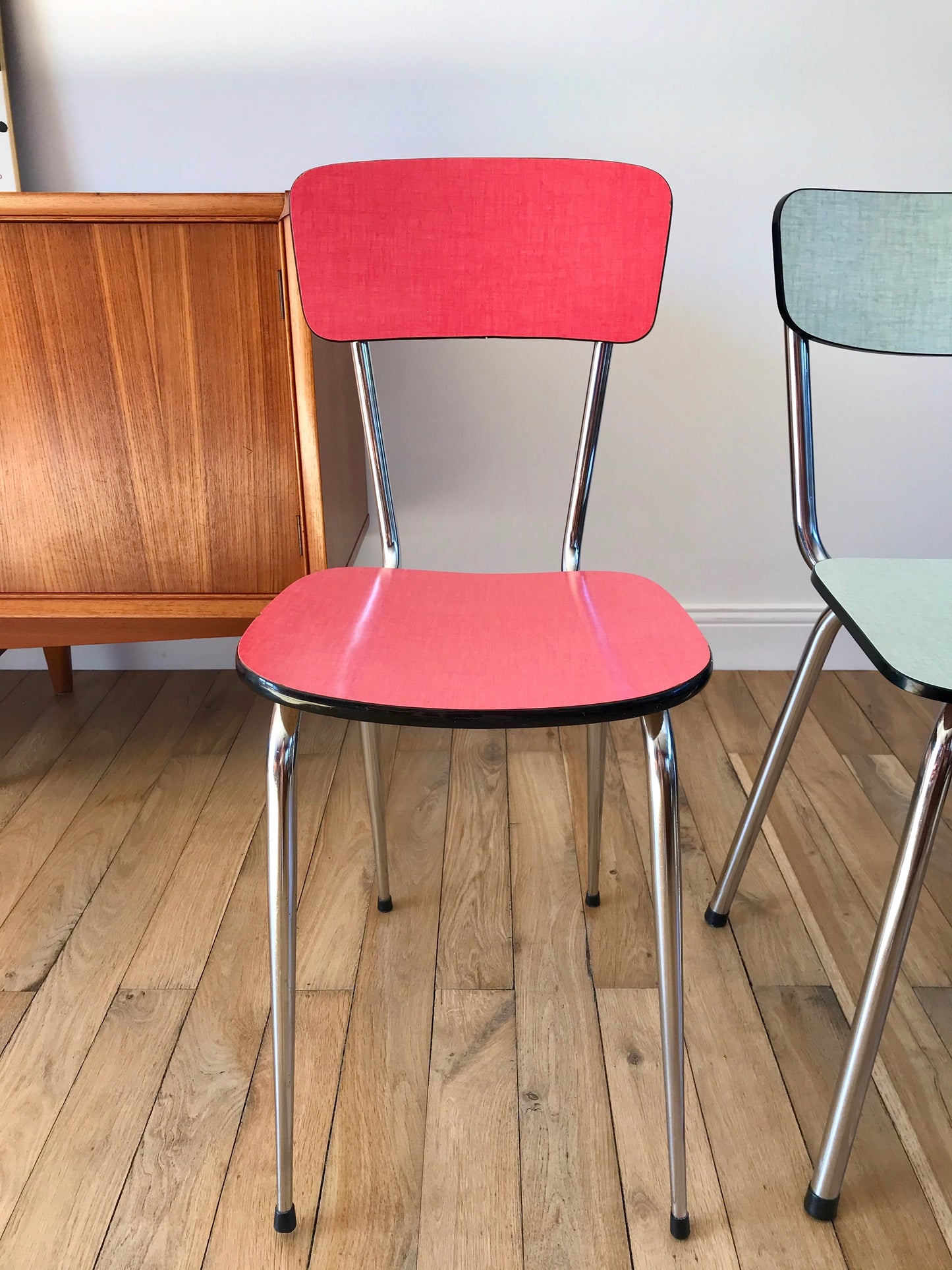 Paire de chaises en formica vert et rouge années 70