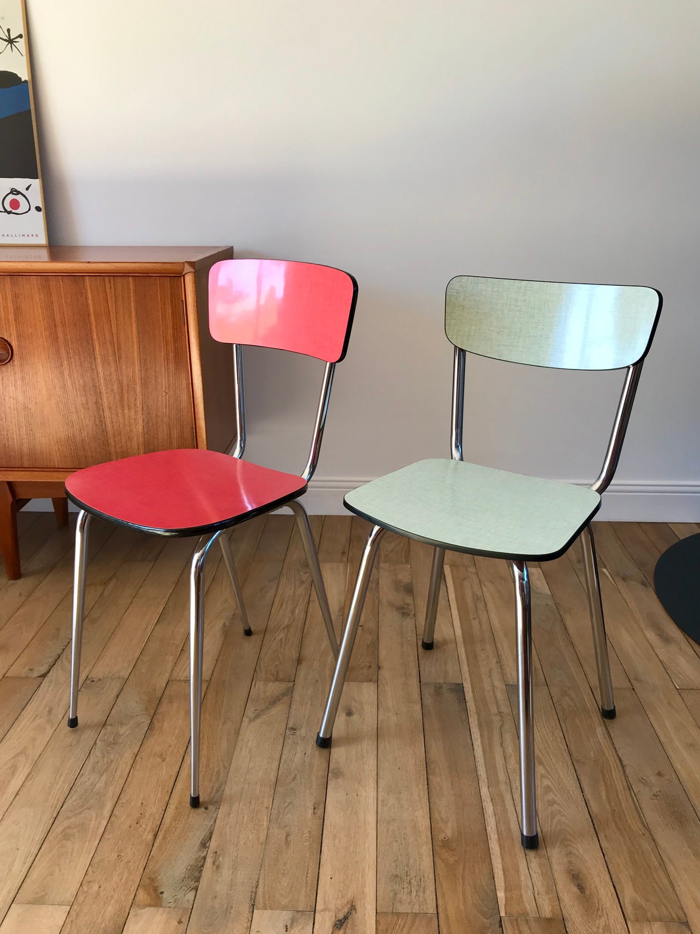 Paire de chaises en formica vert et rouge années 70