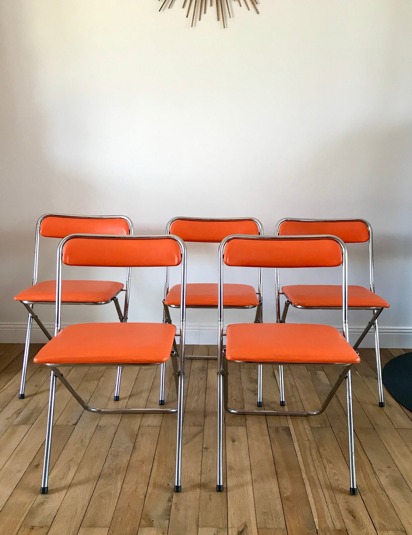 Ensemble de 5 chaises design en skaï orange et chrome années 70