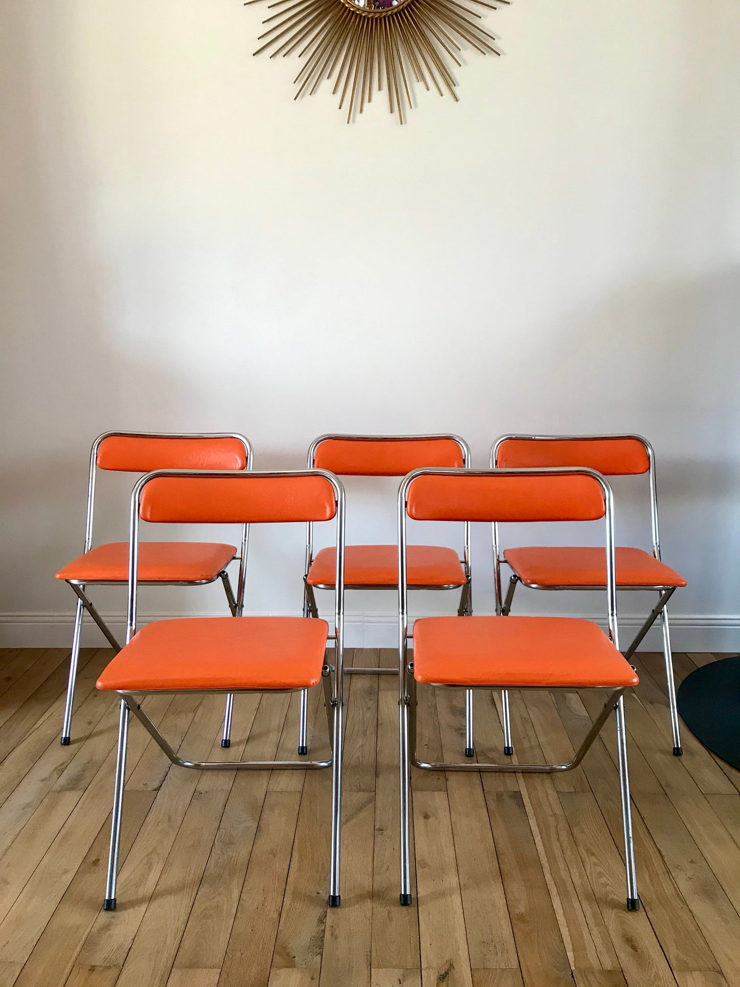 Ensemble de 5 chaises design en skaï orange et chrome années 70