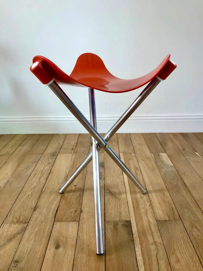 Tabouret design tripode en alu et plastique orange pliable Lallemand Made in France