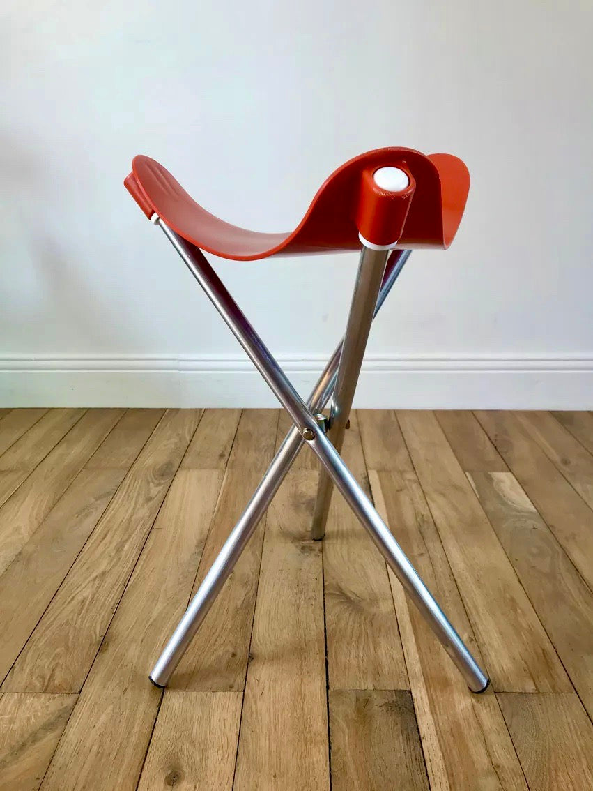 Tabouret design tripode en alu et plastique orange pliable Lallemand Made in France