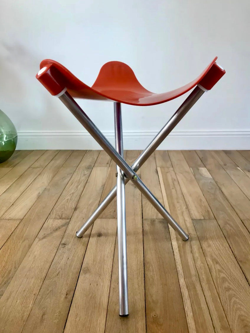 Tabouret design tripode en alu et plastique orange pliable Lallemand Made in France