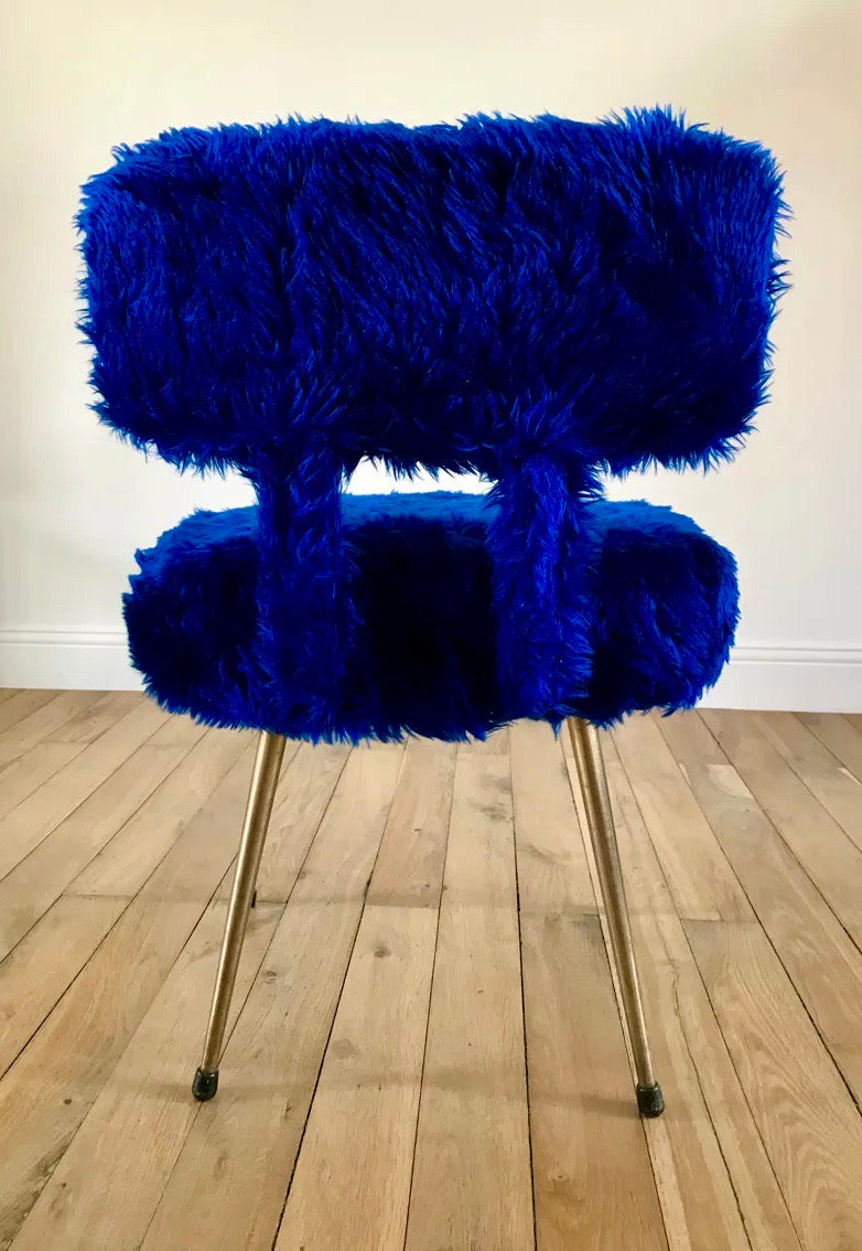 Chaise moumoute pelfran bleu roi années 1970