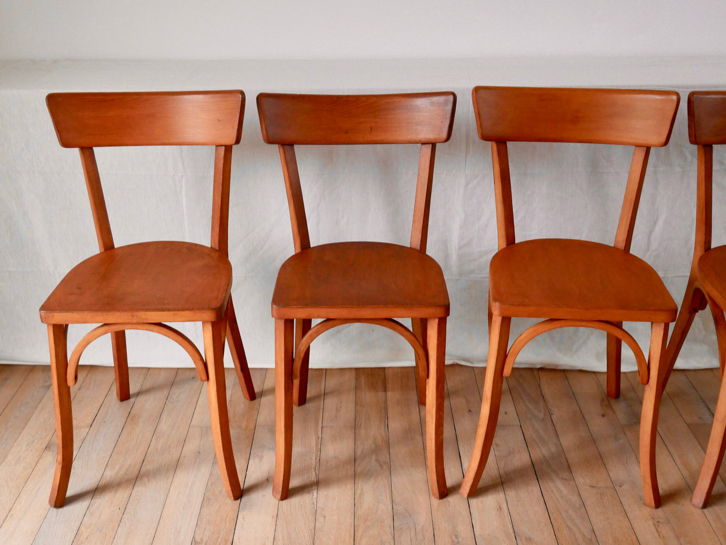 Ensemble de 4 chaises bistrot en bois de hêtre années 50