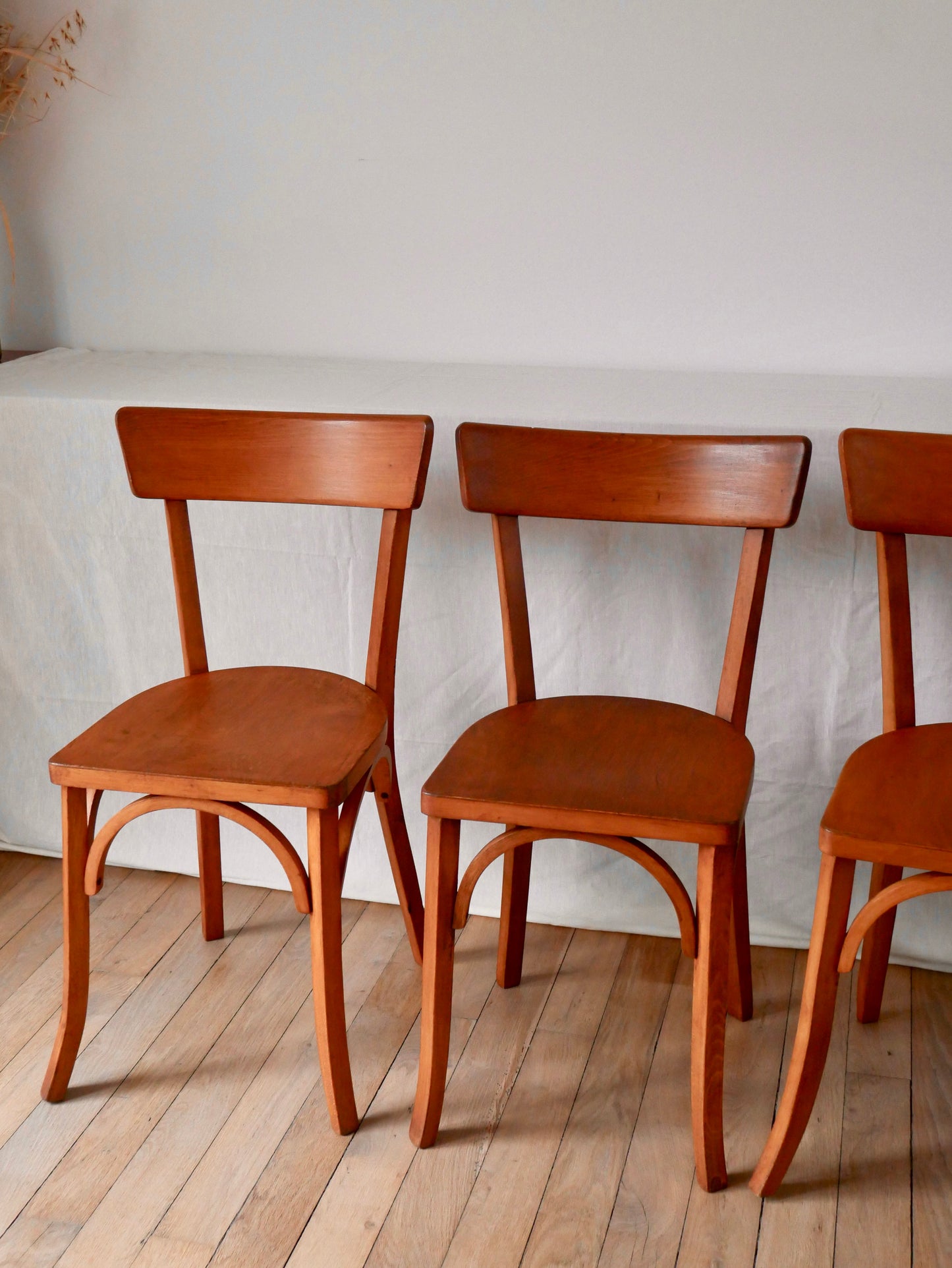 Ensemble de 4 chaises bistrot en bois de hêtre années 50