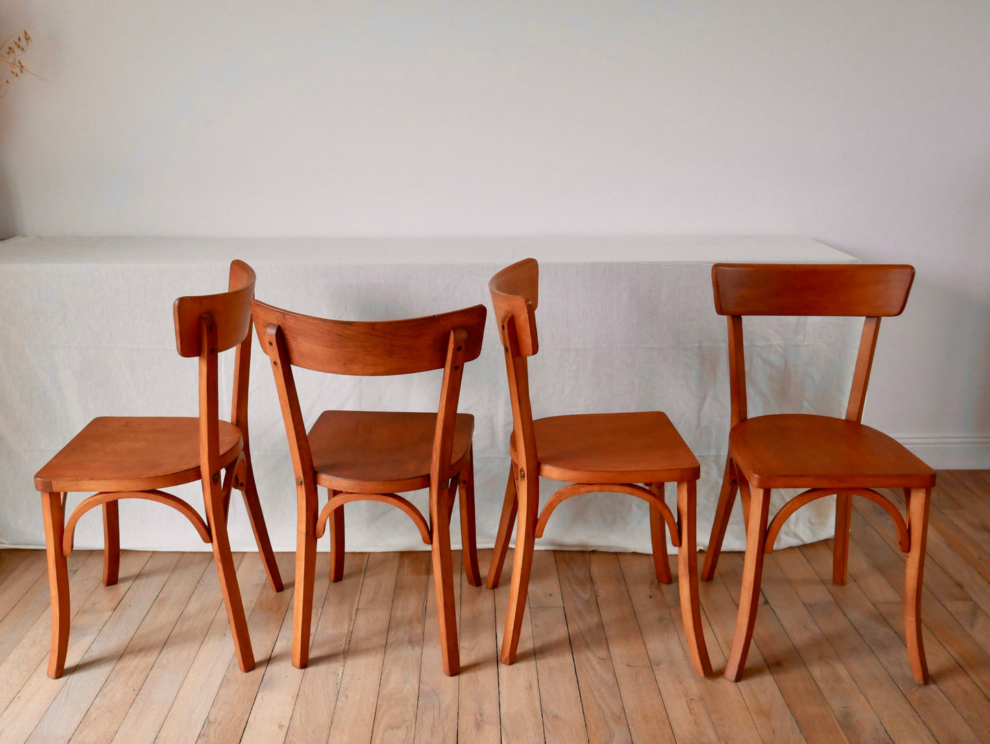 Ensemble de 4 chaises bistrot en bois de hêtre années 50