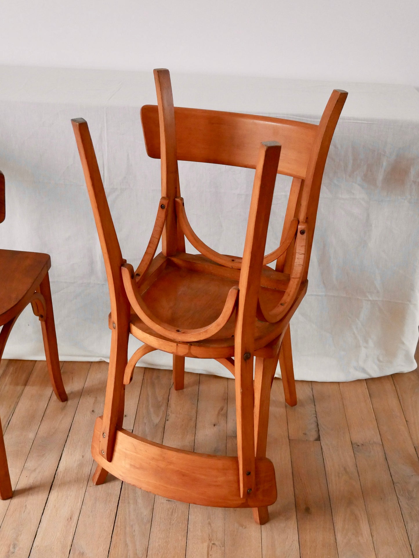 Ensemble de 4 chaises bistrot en bois de hêtre années 50