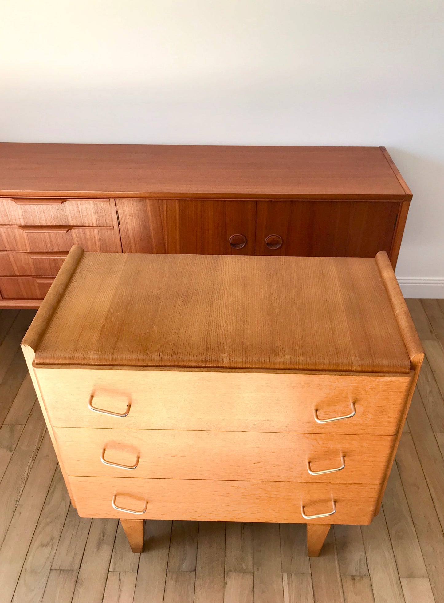 Commode design scandinave en chêne blond Mid Century Circa 1950