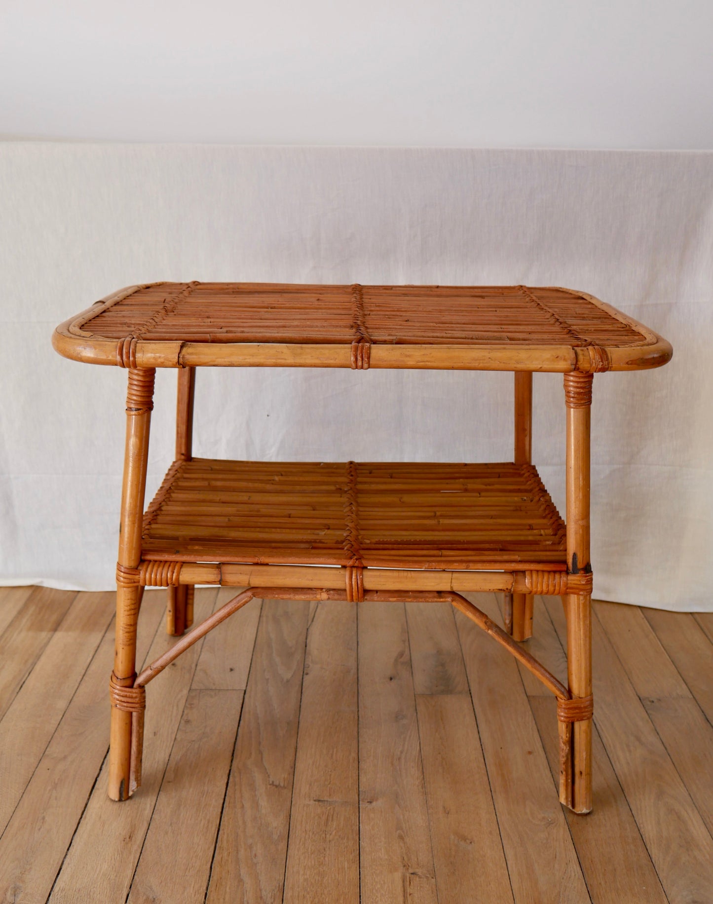 Table d'appoint / table basse en rotin et bambou années 60-70