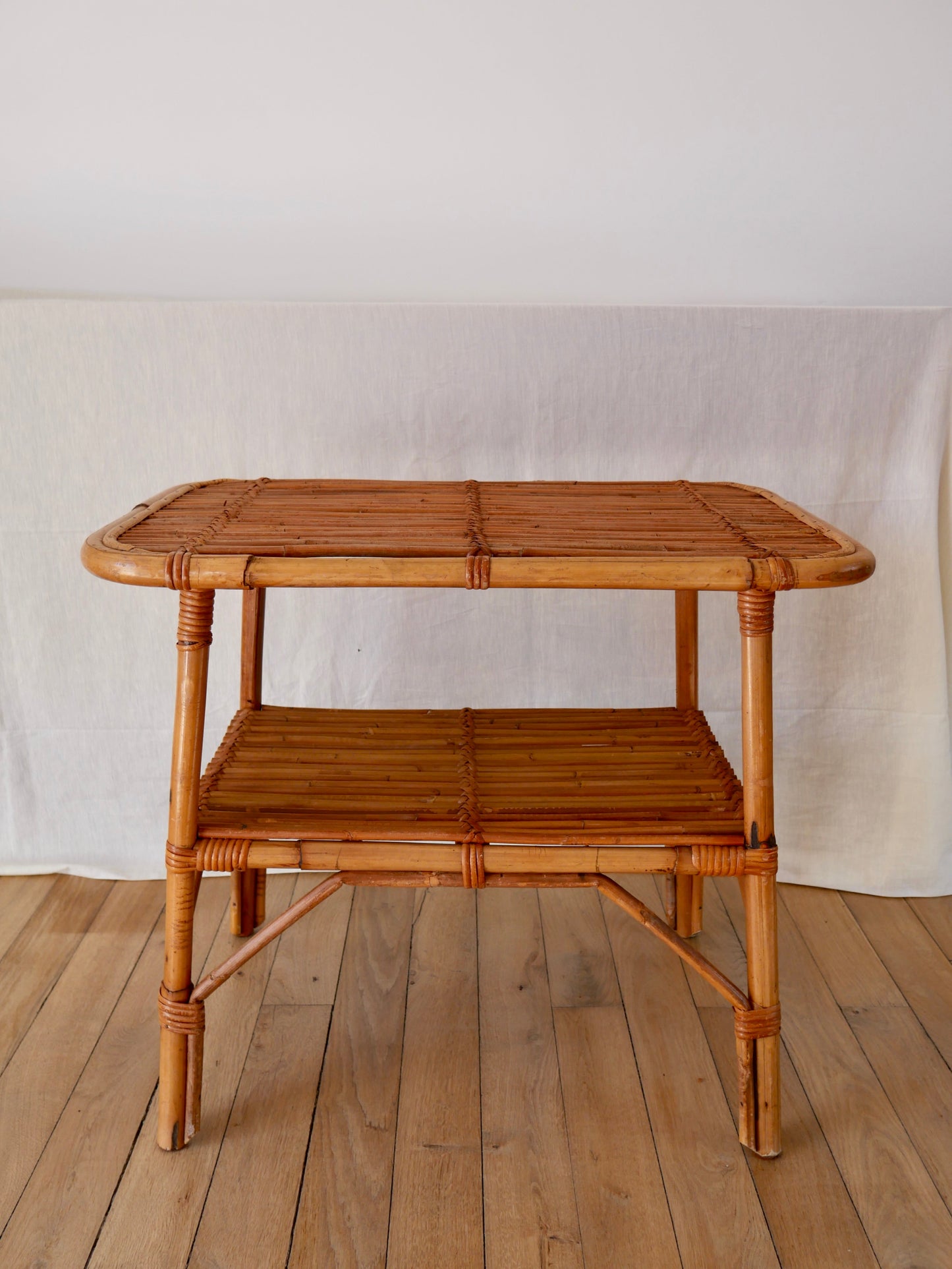 Table d'appoint / table basse en rotin et bambou années 60-70