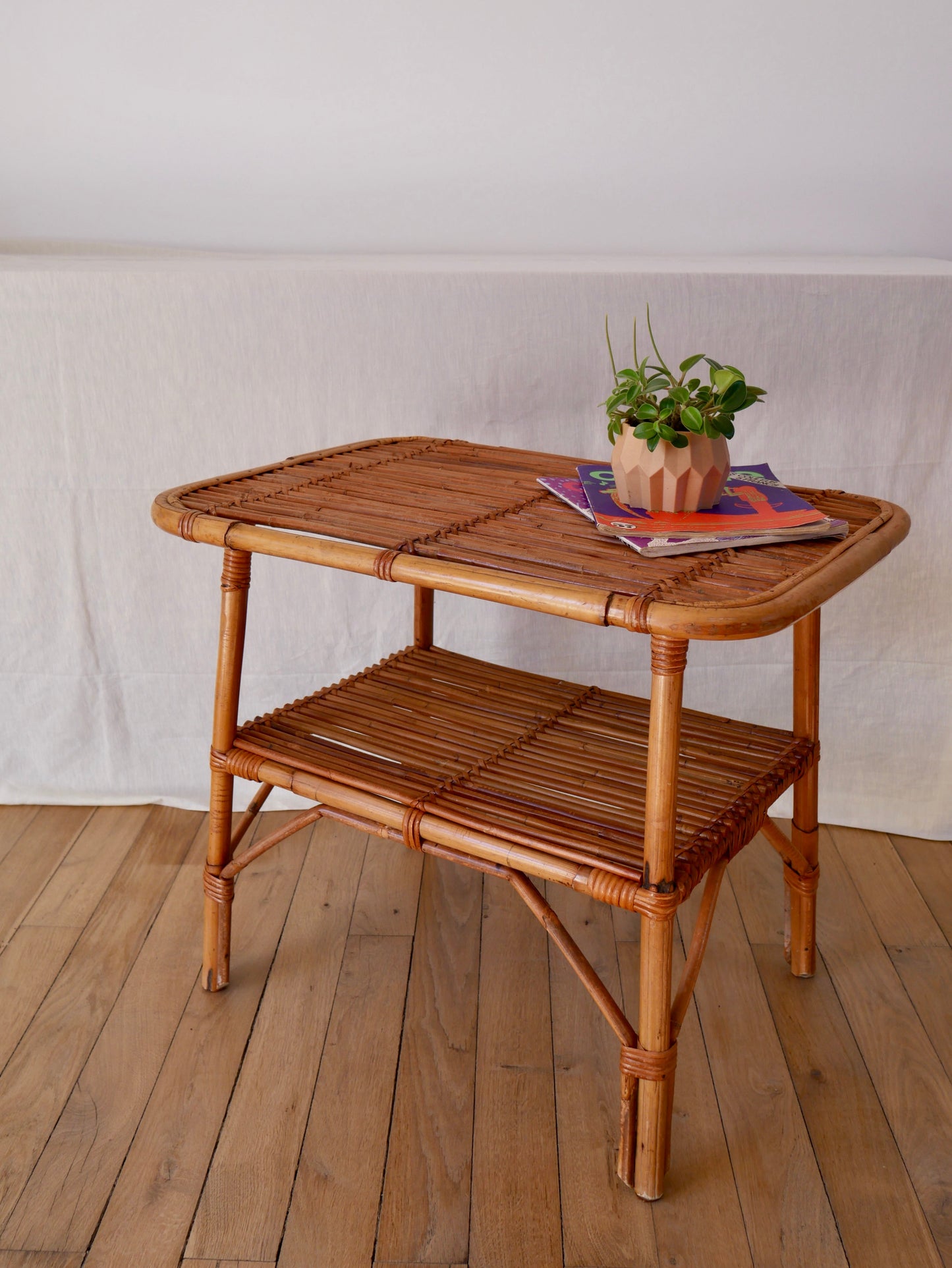 Table d'appoint / table basse en rotin et bambou années 60-70