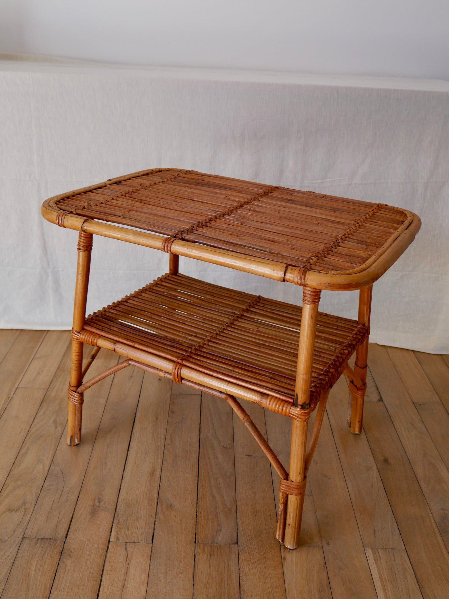 Table d'appoint / table basse en rotin et bambou années 60-70