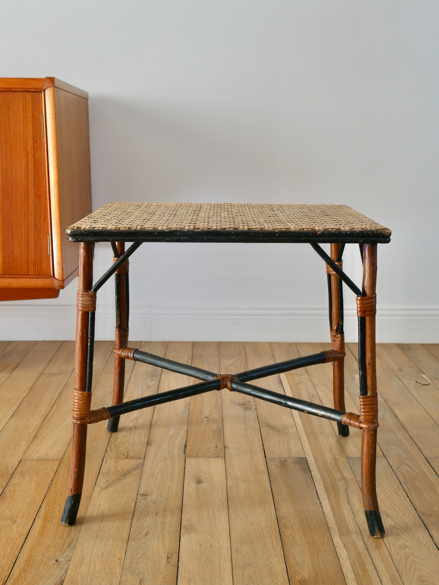 Table basse en rotin et bambou couleur miel et noir années 60-70