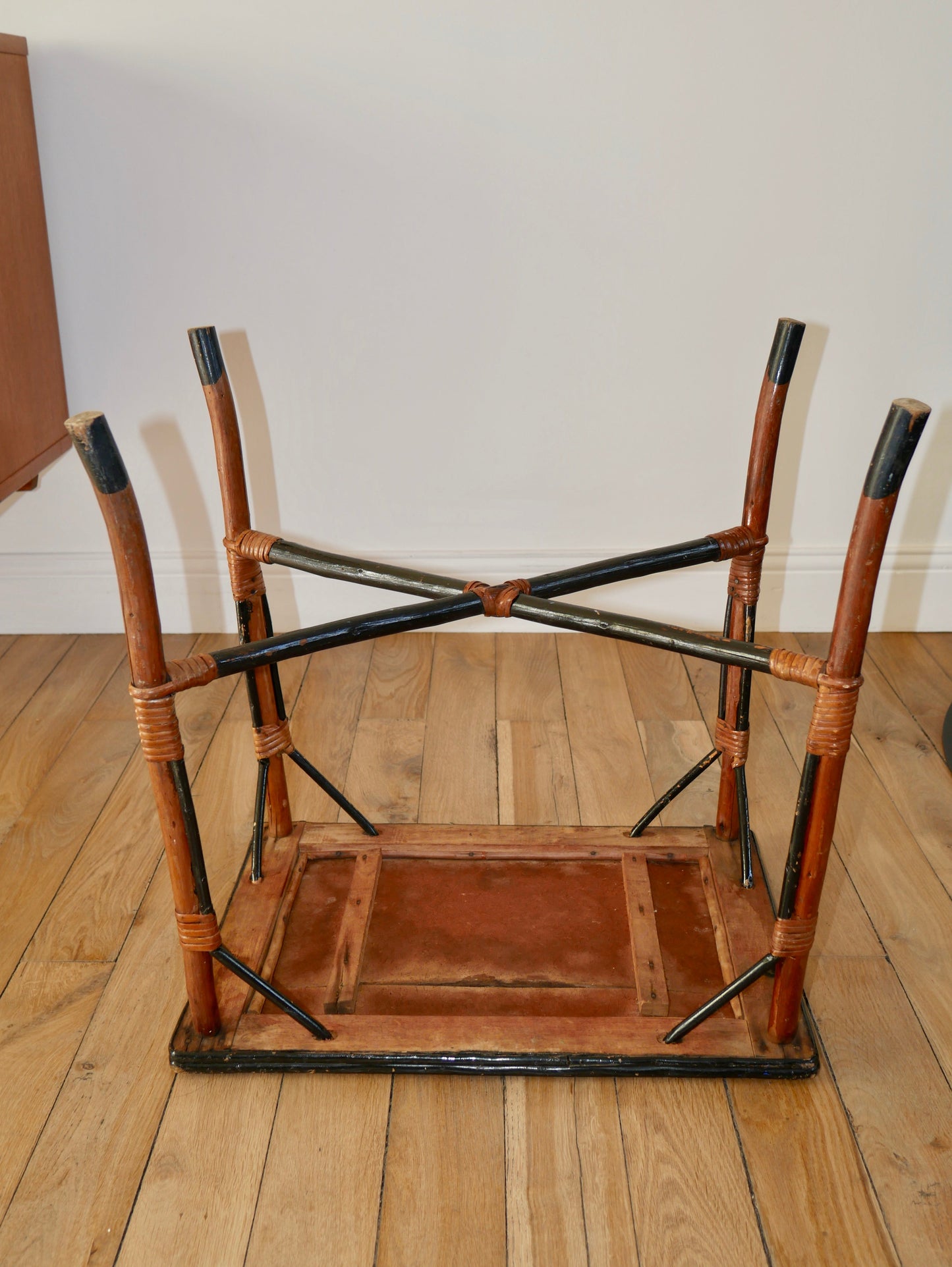 Table basse en rotin et bambou couleur miel et noir années 60-70