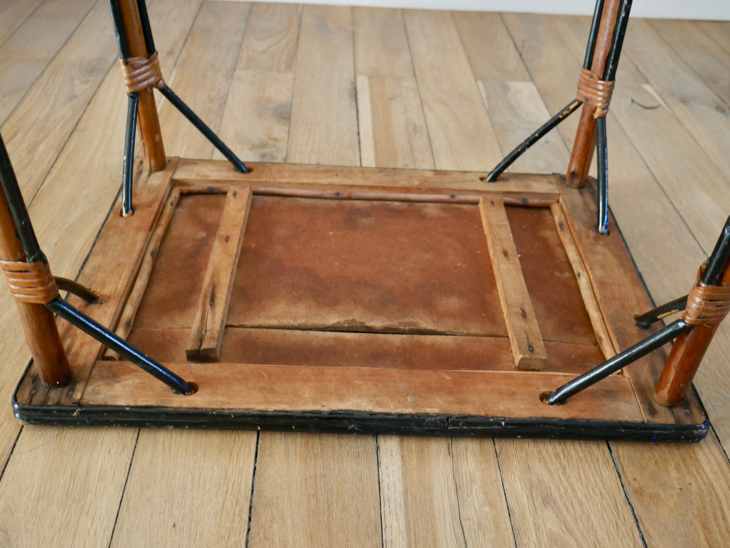 Table basse en rotin et bambou couleur miel et noir années 60-70