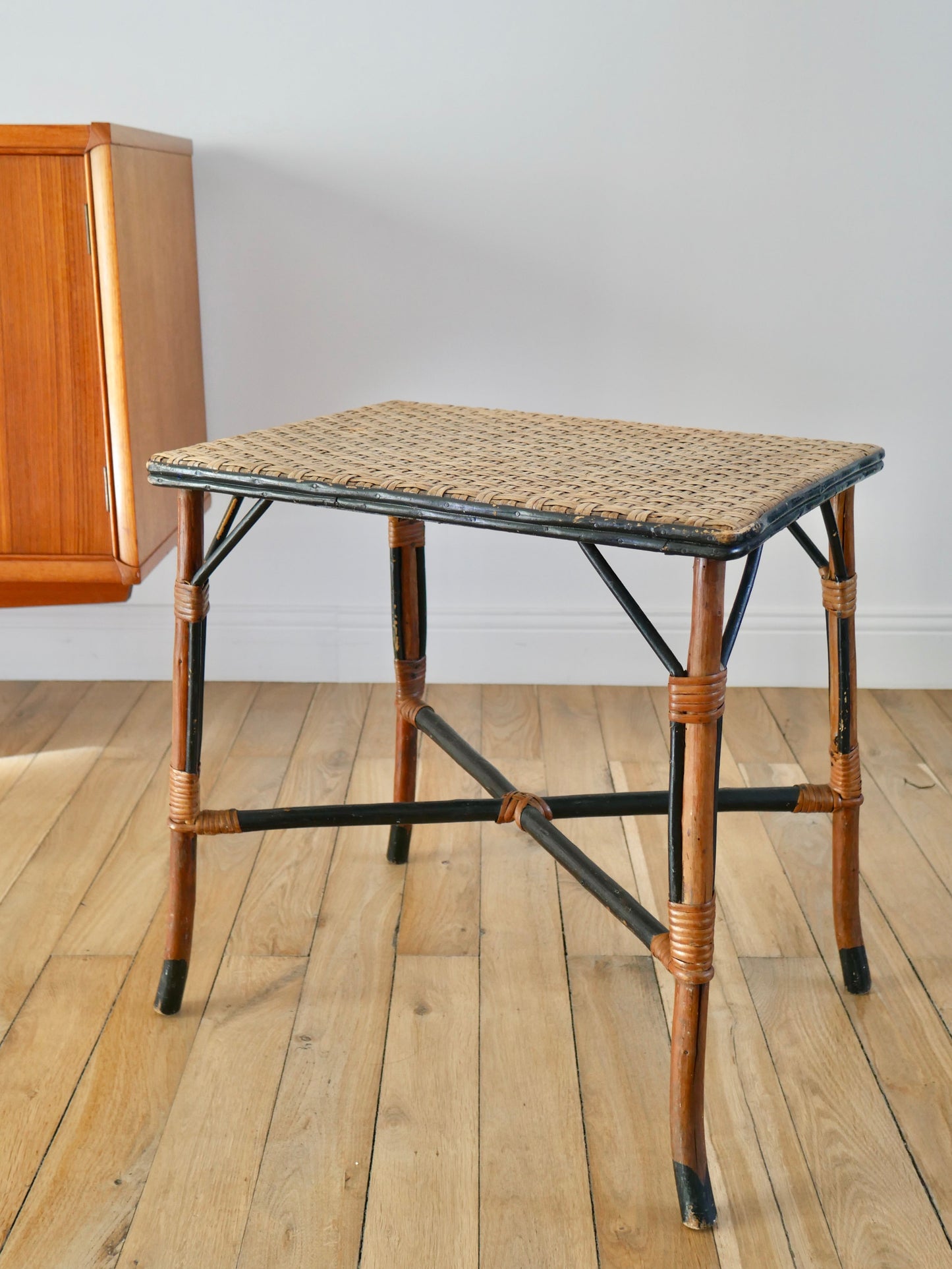 Table basse en rotin et bambou couleur miel et noir années 60-70