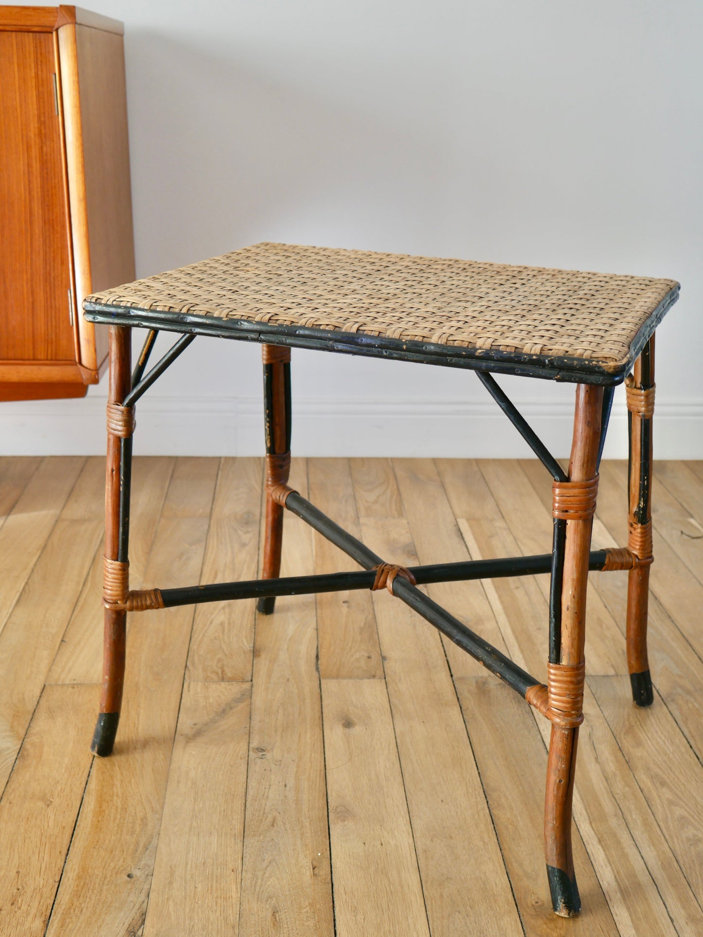 Table basse en rotin et bambou couleur miel et noir années 60-70