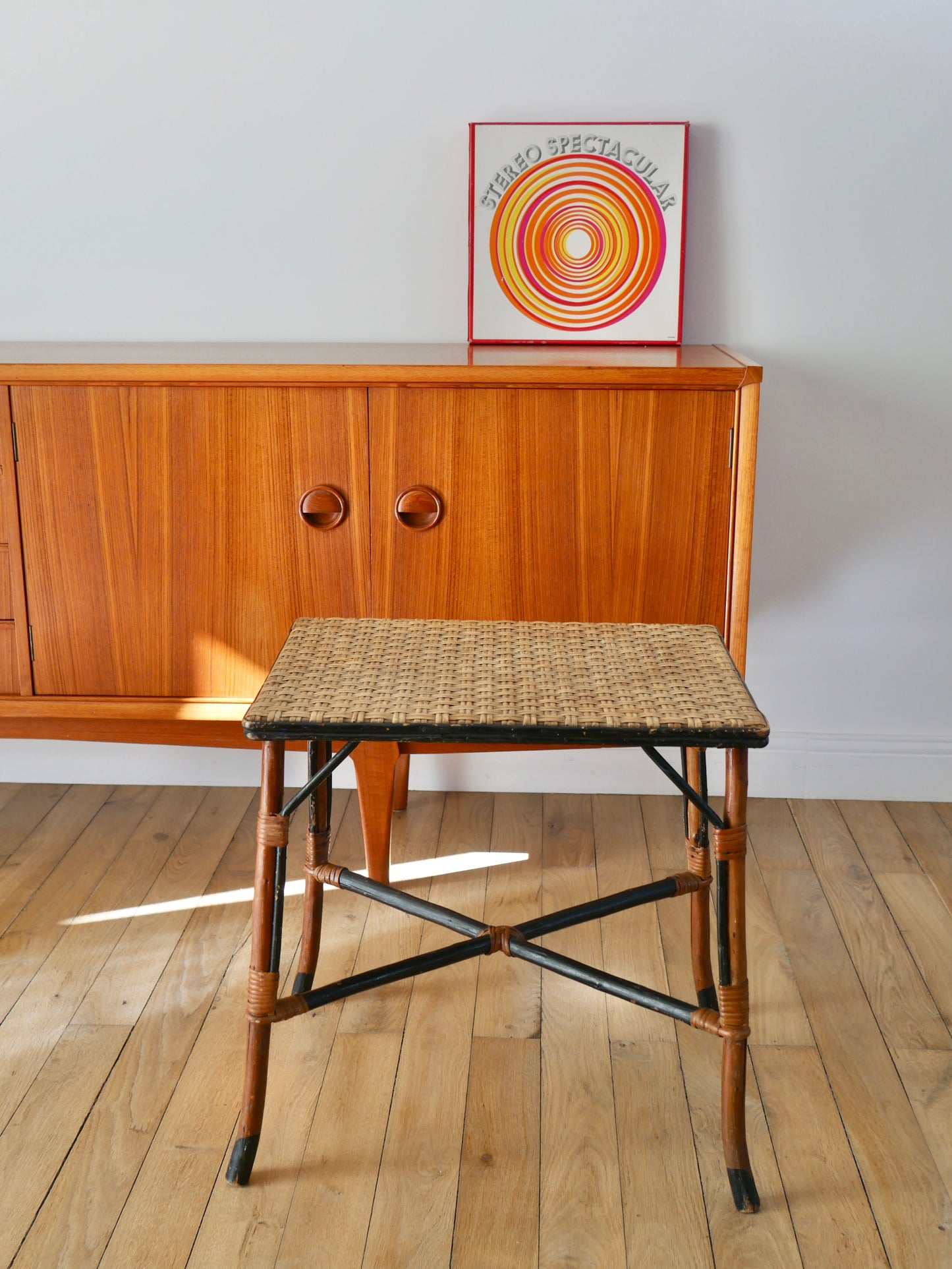 Table basse en rotin et bambou couleur miel et noir années 60-70